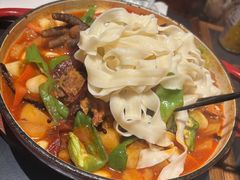 珐琅锅大盘鸡-阿里家·新疆烤肉酒場
