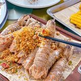 朋友推荐了一家海鲜店 说是又好吃又便宜