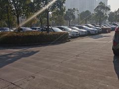 -秀沿路地铁站停车场
