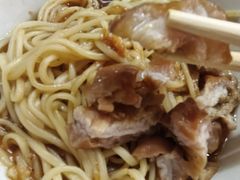 -松树干拌面店