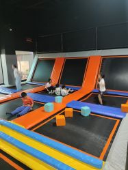 -蹦贝运动中心·蹦床·攀岩·闯关(龙岗店)