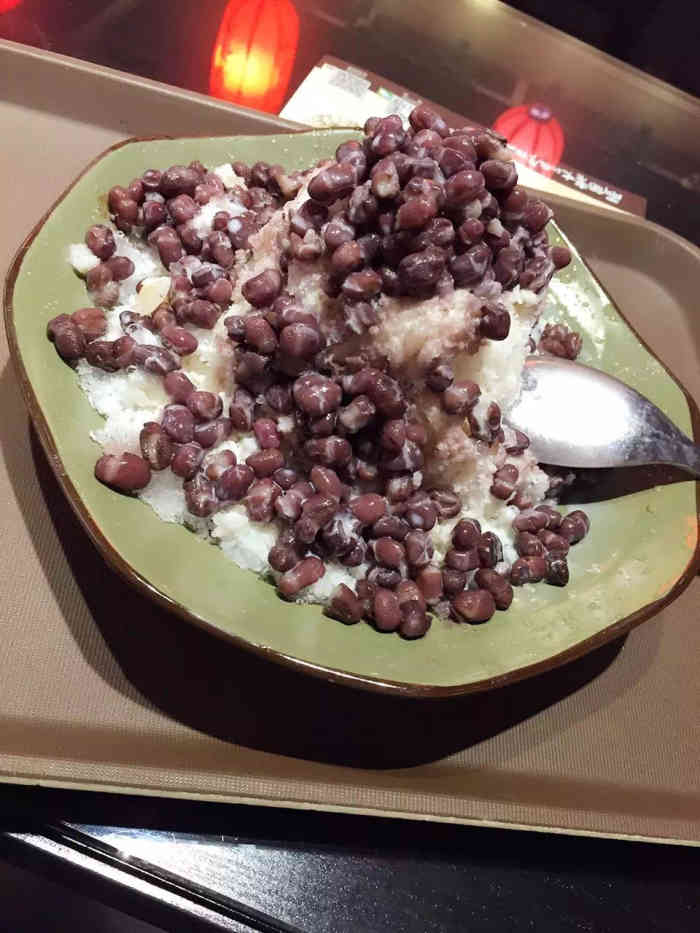 妹子总是喜欢吃里面的红豆牛奶冰!