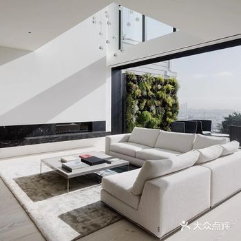 对于这座四层楼的家庭住宅，建筑师们尝试了垂直流线和清