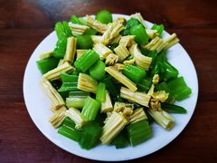 芹菜腐竹-宝瑞门钉肉饼店