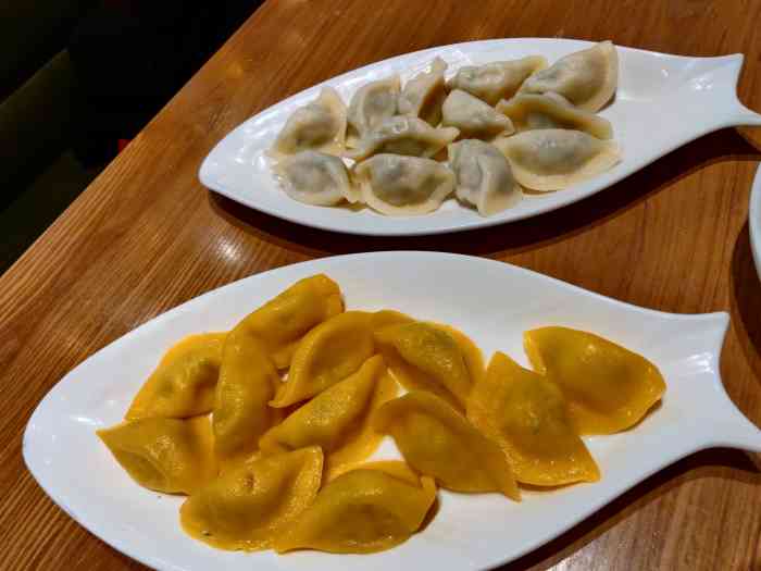 船歌鱼水饺(龙德广场店"跟冰老板打卡在附近剪发,结束后用饺子解.