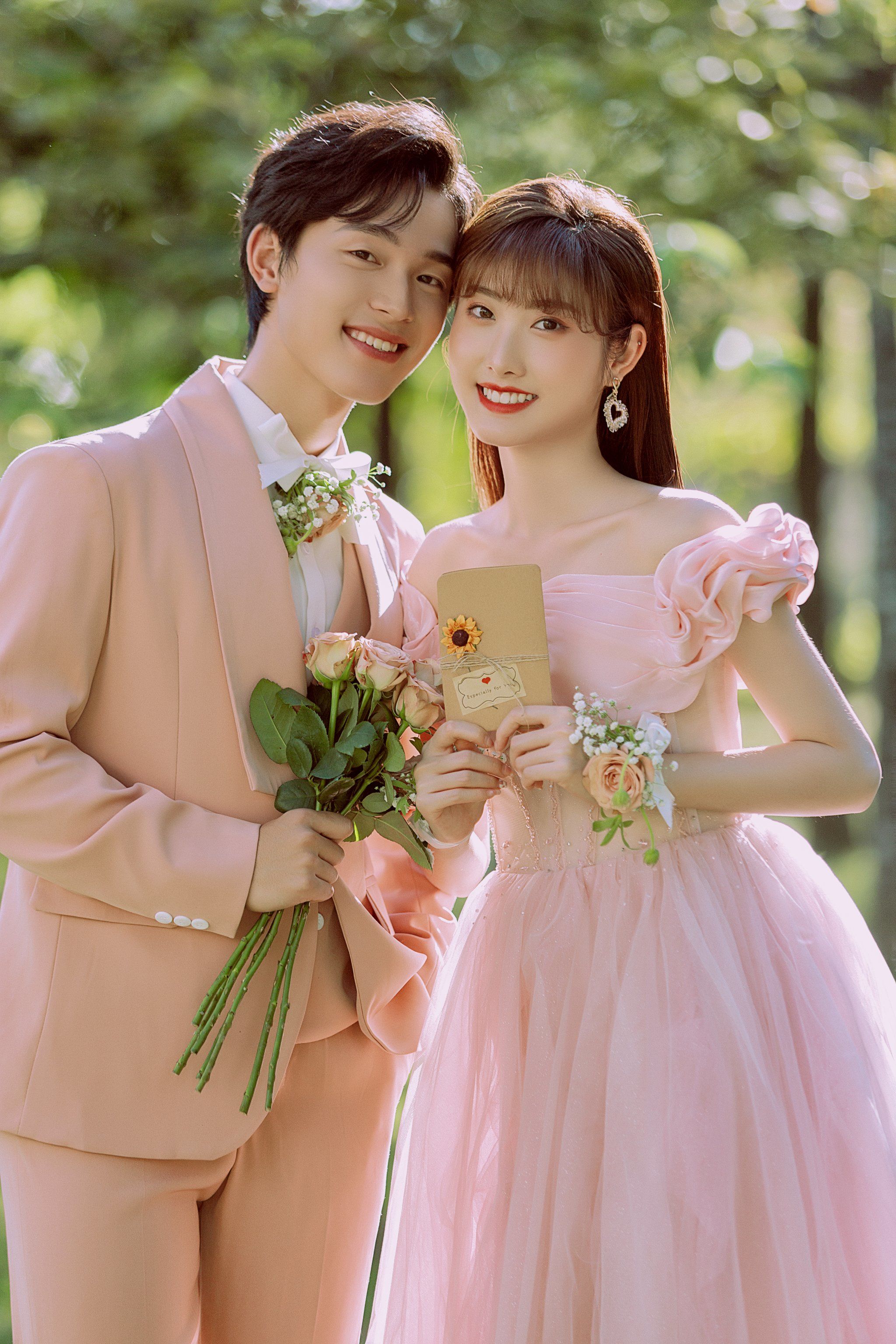 公主风粉纱草坪婚纱照尊嘟超美 美少女