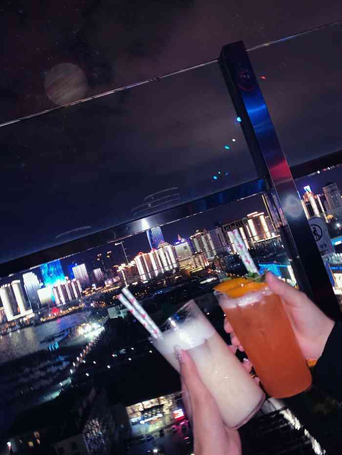 venu 海景酒廊-"还行吧,这边还有服务费,服务员在我身后大.