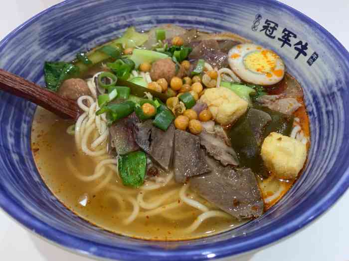 老板人话比较少,门头比较小,但是该有的都有「招牌牛杂面」「牛杂粉」