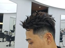 -一家只做男发烫染的店