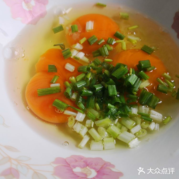中火煎3分钟左右，期间需要翻面；5.呈金黄色时