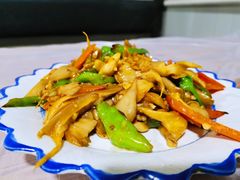 鲜蘑炒肉-蟹道河蟹大米商行