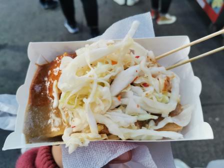 国足臭豆腐(官亭路店)-"位置在官亭路小吃街的靠里面位置,招牌醒目.