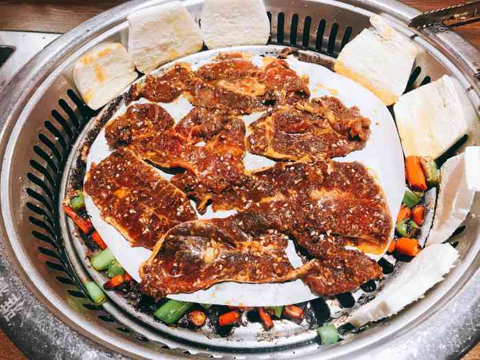 到朋友这边来玩,他推荐的这家烤肉店,其实雅丽家是连锁店嘛,我也吃过