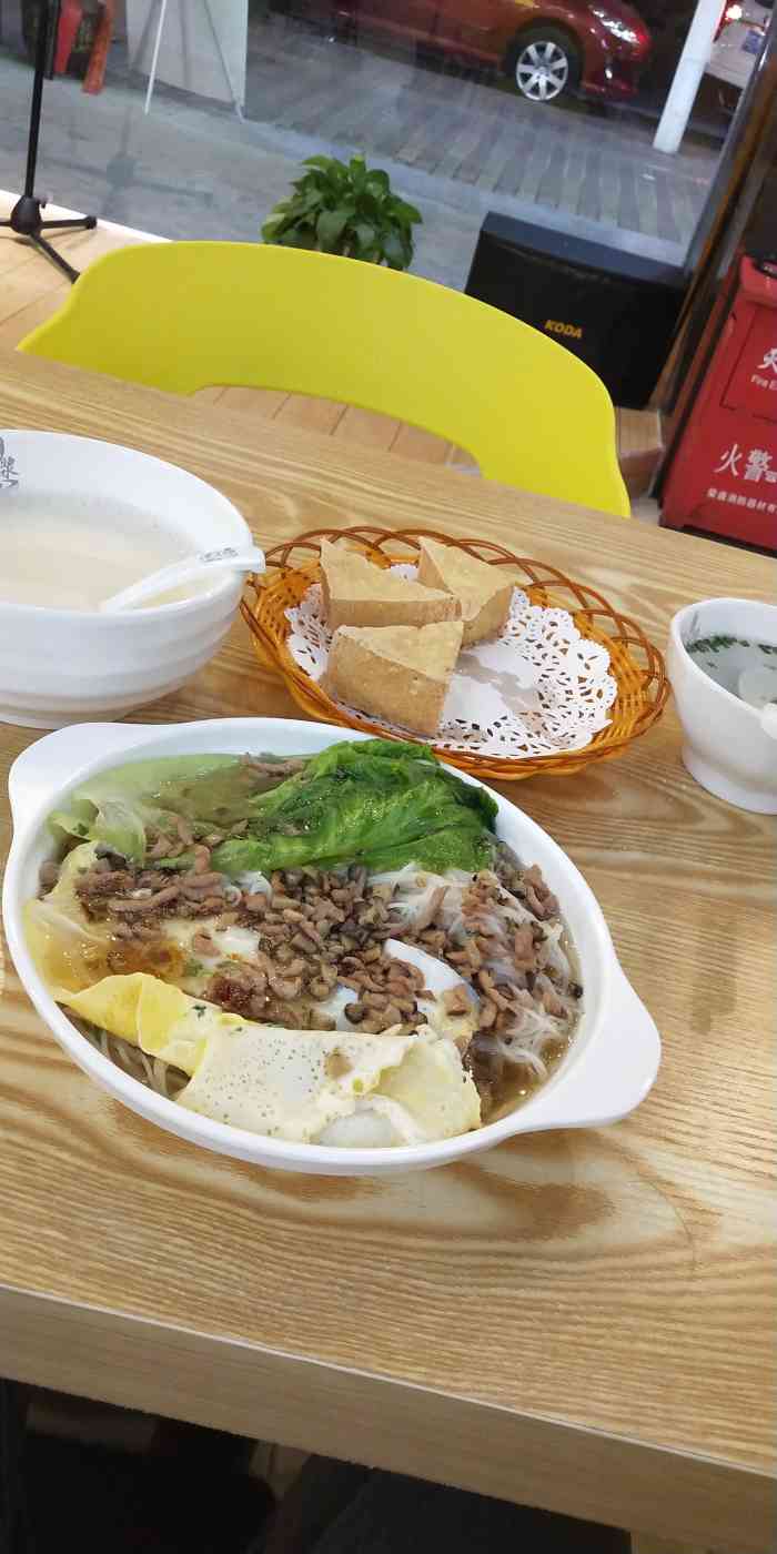 潮味轩深夜豆浆"酱料不足,普宁肠粉是不加胡萝卜丝的.