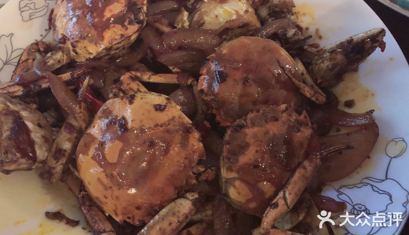 剪刀，黑胡椒。制作步骤：1，清洗螃蟹
