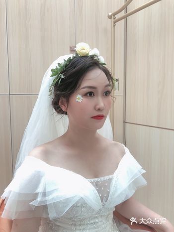 今天的婚纱拍摄终于圆满结束了,这么热的天气