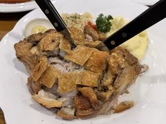 德式烤猪肘配酸菜土豆泥-申德勒加油站西餐厅Schindlers Tankstelle(上海外滩店)