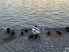 -多瑙河畔鞋履雕塑