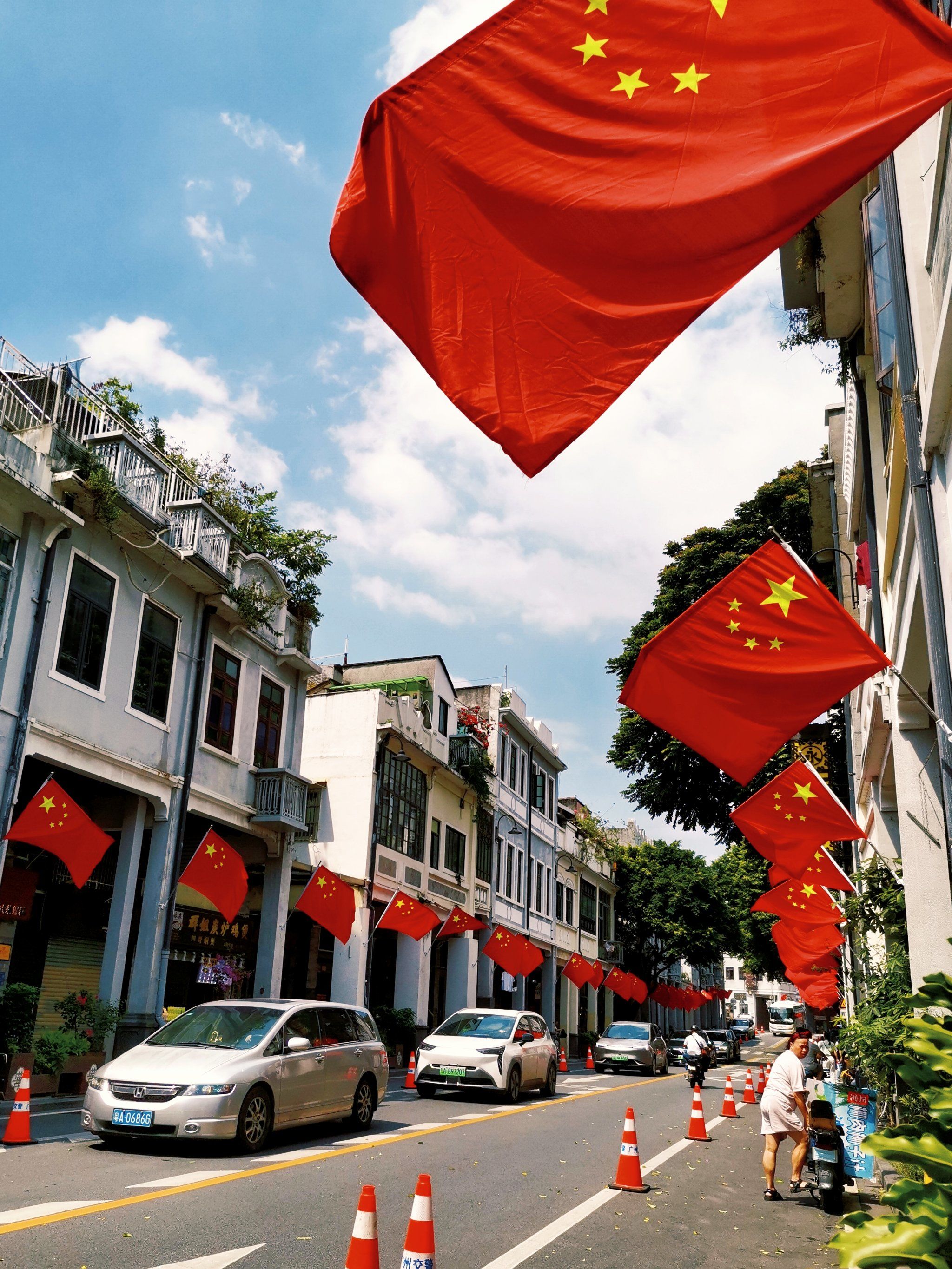 氛围感拉满的中国红,国庆广州就去恩宁路