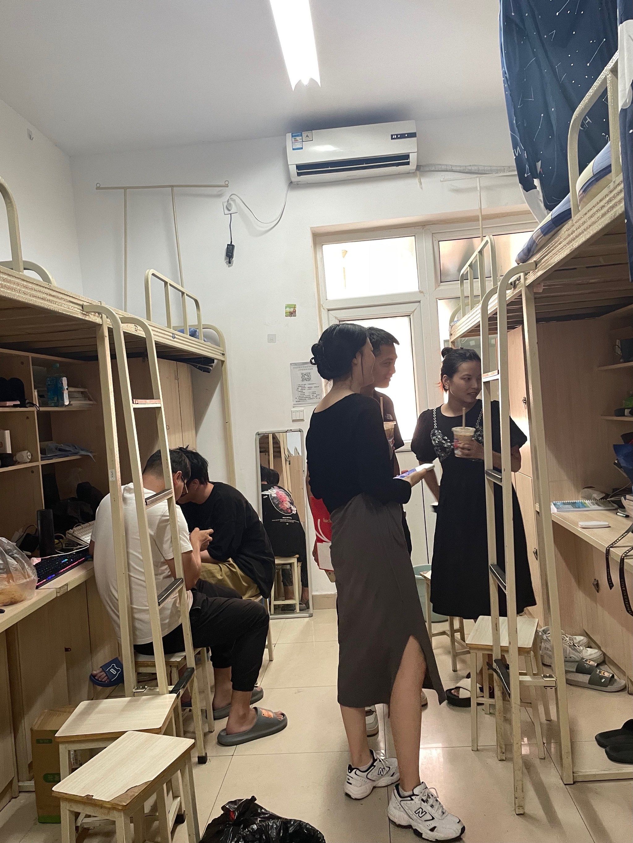 西南交通大学希望学院#
走访学生宿舍,和大家谈心谈话,辅导员始终