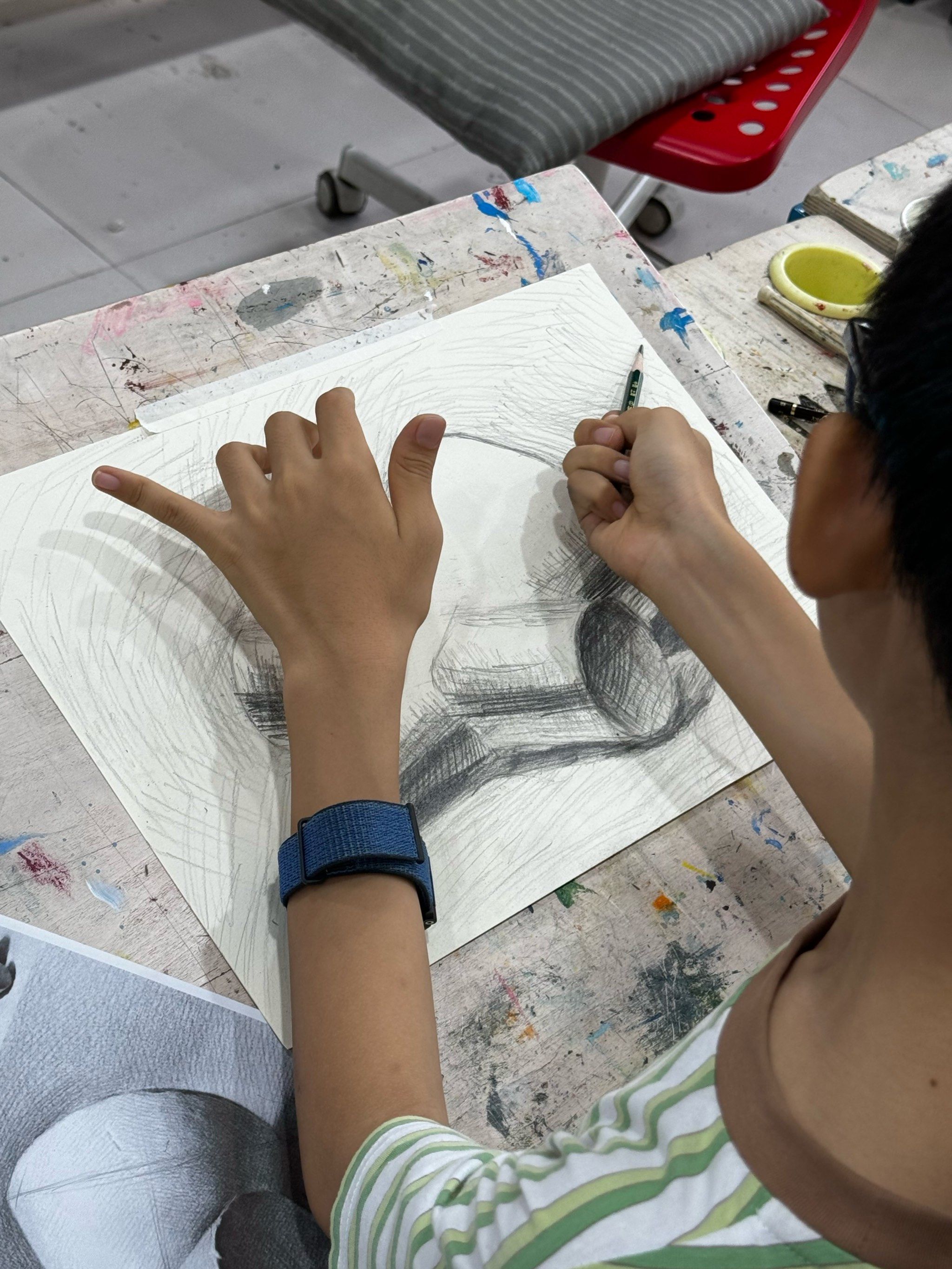 小孩右手画素描 左手跟着使劲