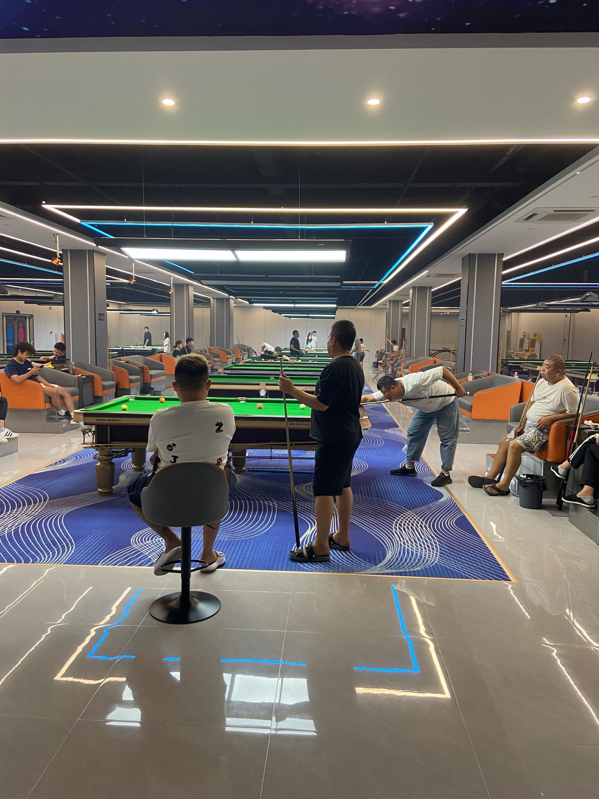 走进这家台球厅,瞬间被他的魅力吸引!时尚
