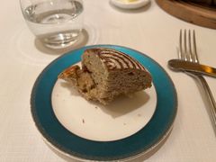 餐前面包配黑松露黄油-福楼法餐厅FLO