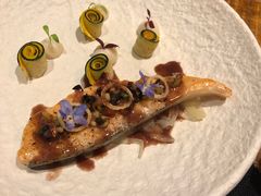 香煎三文鱼配番茄莎莎-AZUL by FUEL蓝色·法式酒馆(琶醍店)