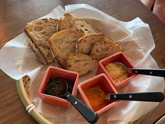 三种酱配酸面包-Mesa Madre梅萨妈妈·Bintana(国贸店)