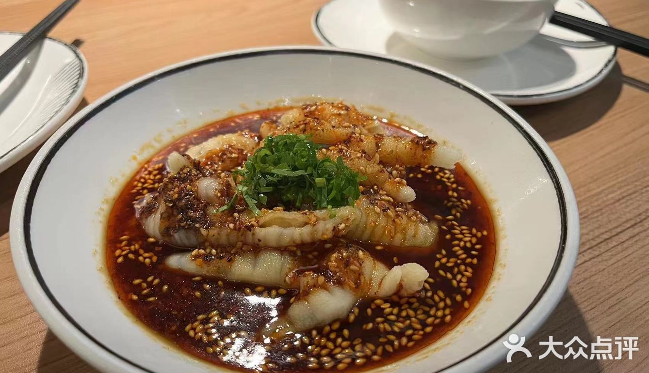 是一个适合年轻人的店。跟女朋友来吃饭很适合打卡留念奥