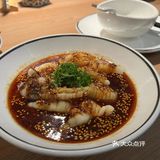 是一个适合年轻人的店。跟女朋友来吃饭很适合打卡留念奥