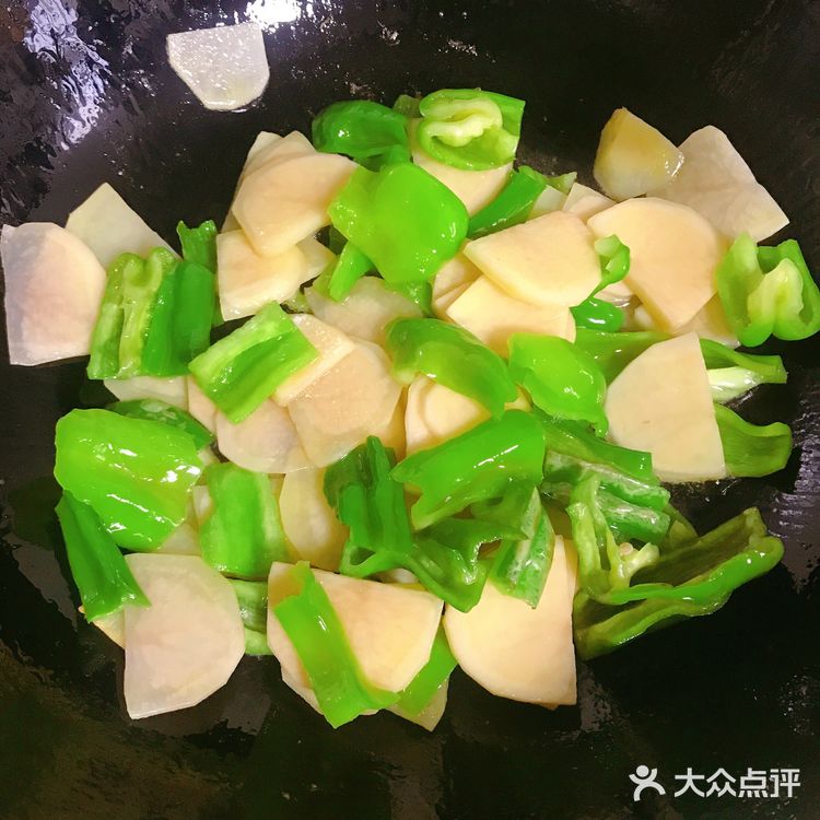 清清白白的土地炒青椒，简单易做。