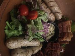 猪肉拼盘-Naughty Nuri’s Phuket