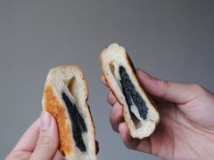 黑芝麻汤圆米面包-沁屋面包店(人民东路店)