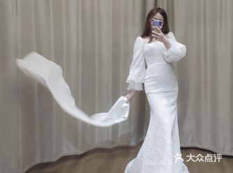 一直很喜欢蕾丝质地的婚纱,感觉很有质感,今天发现一件