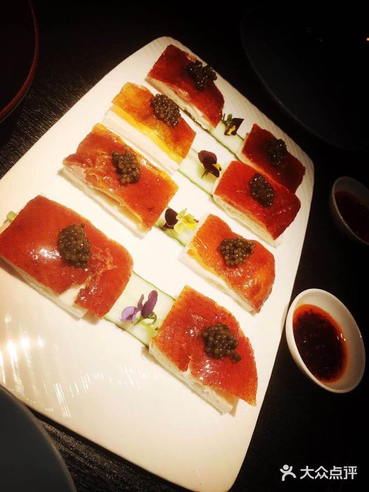hakkasan鱼子酱片皮鸭图片