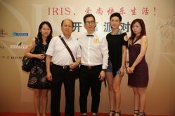发朵高层与IRIS总经理合影-IRIS爱蕊丝形象