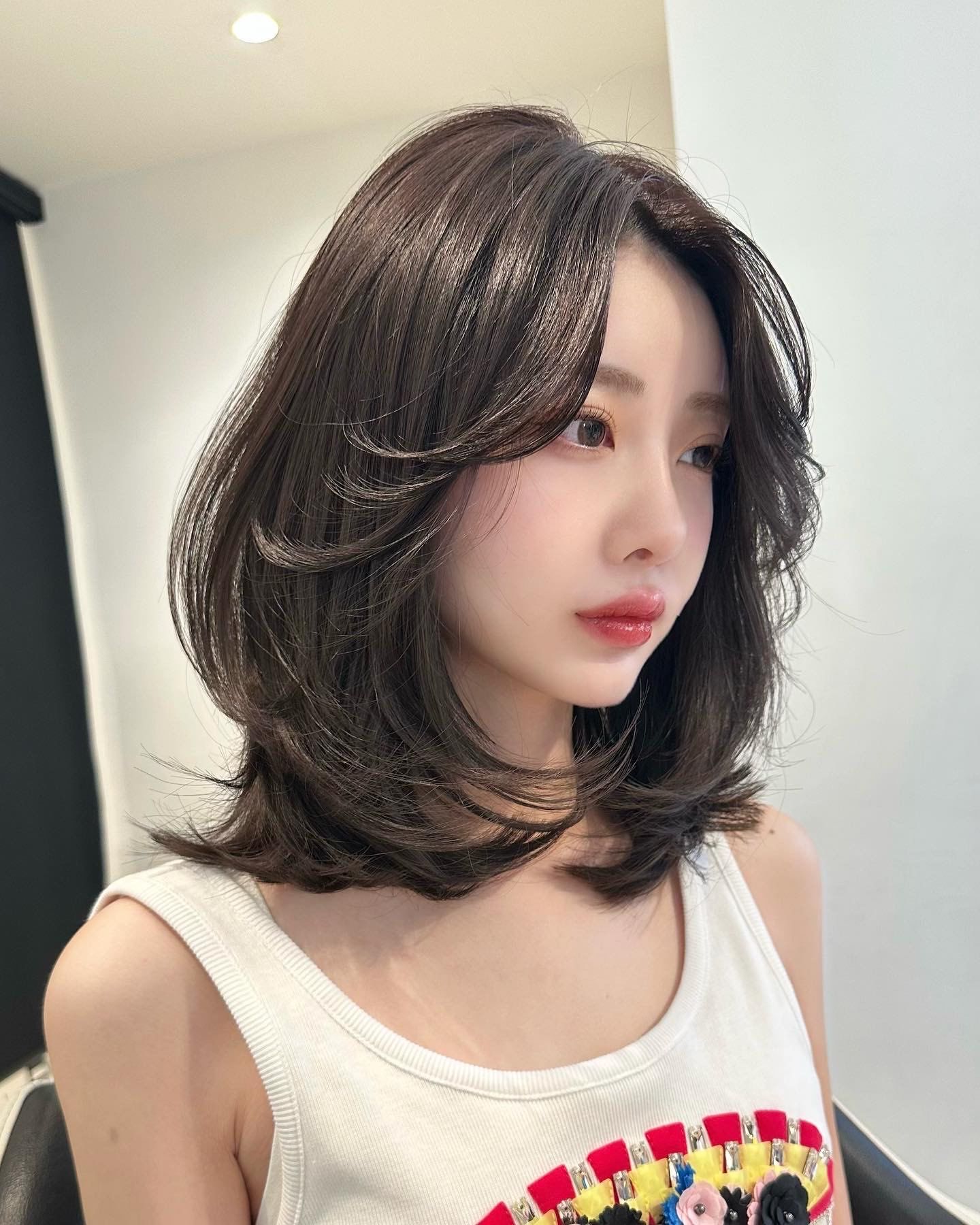 微卷短发可爱型美女