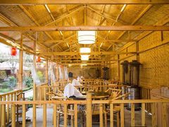 -茅草房·河畔园林火锅