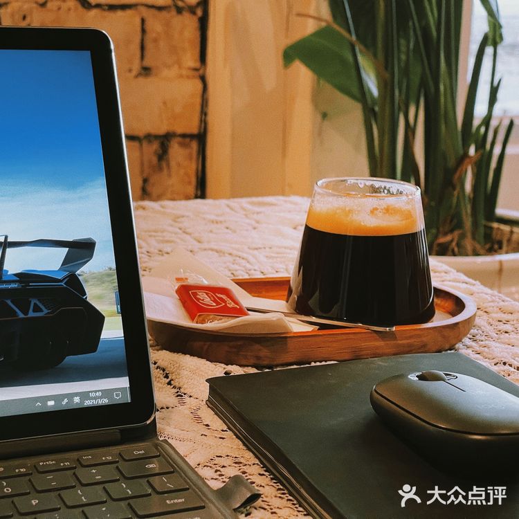 等车途中的乡村风咖啡馆-田也