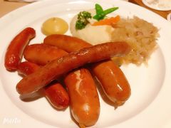 德国香肠拼盘配土豆泥和酸椰菜-LENBACH兰巴赫西餐啤酒坊(大连东港店)
