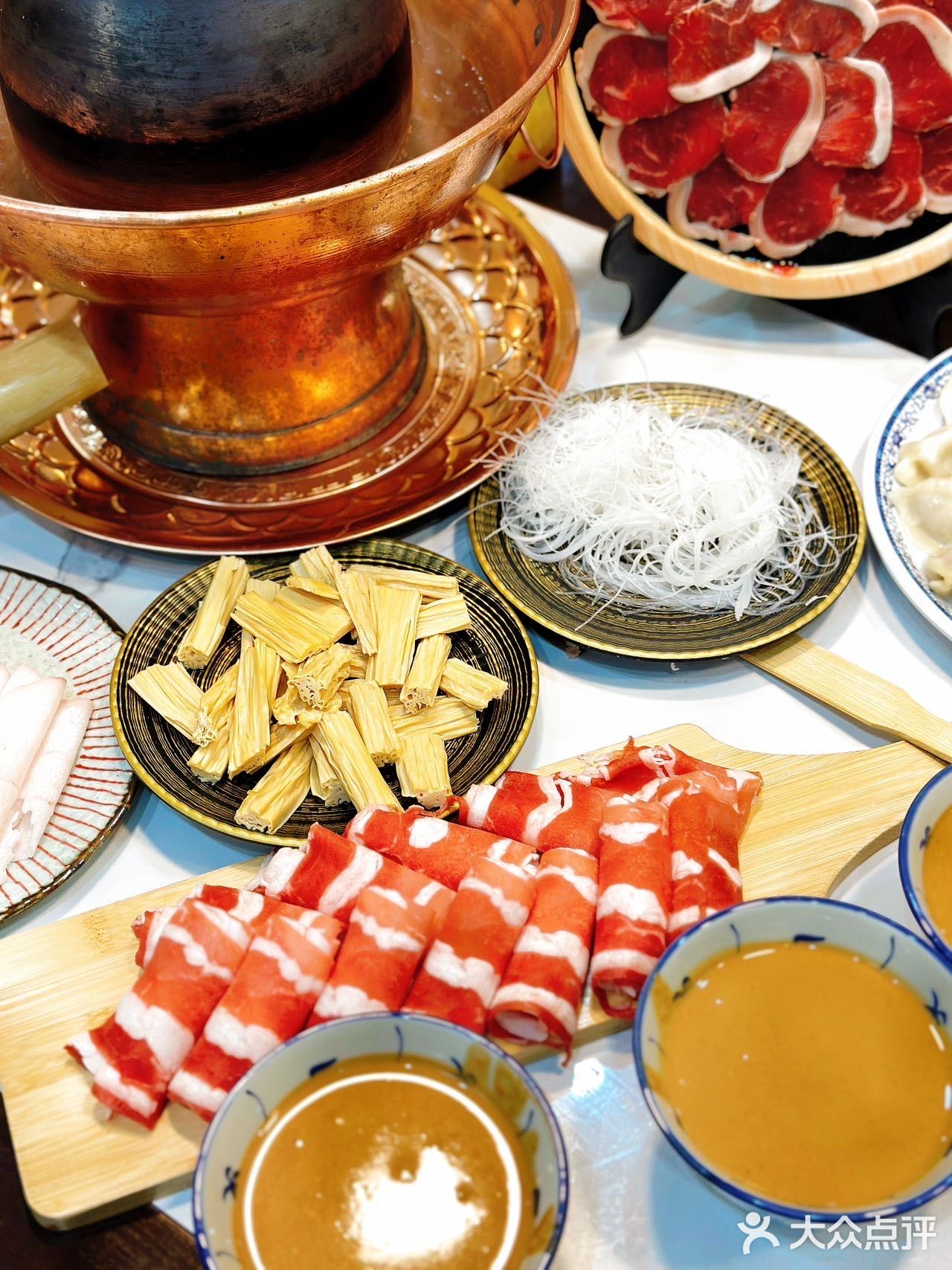 在武汉，可以品尝到正宗的老北京涮肉
