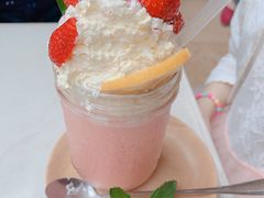 草莓优格奶昔-MIKAKU(万达广场上海宝山店)