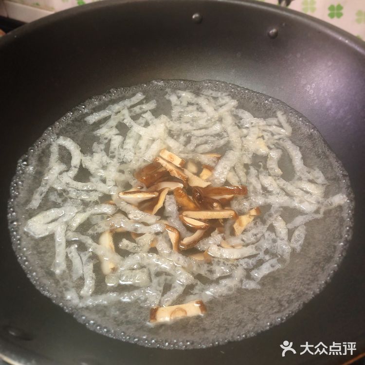 啤啤有煮意之减脂汤谱【浮皮香菇肉丝羹】