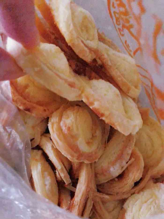 蝴蝶酥很好吃椰蓉条很一般价格比较便宜只可惜同样价格不能混买其他的