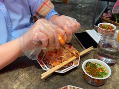 认真帮我剥虾BOY-日进一片海.生腌海鲜火锅.宵夜烧烤(三里屯总店)