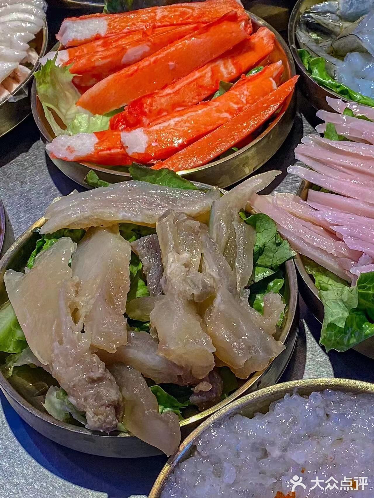 赛博朋克风的火锅店里，我吃到了小龙虾