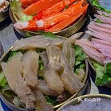 赛博朋克风的火锅店里，我吃到了小龙虾