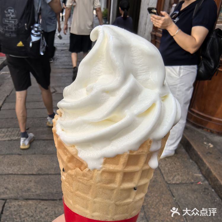 人潮汹涌的蜜雪冰城