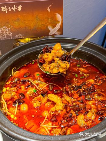 热锅上的美味，香辣有味的牛蛙